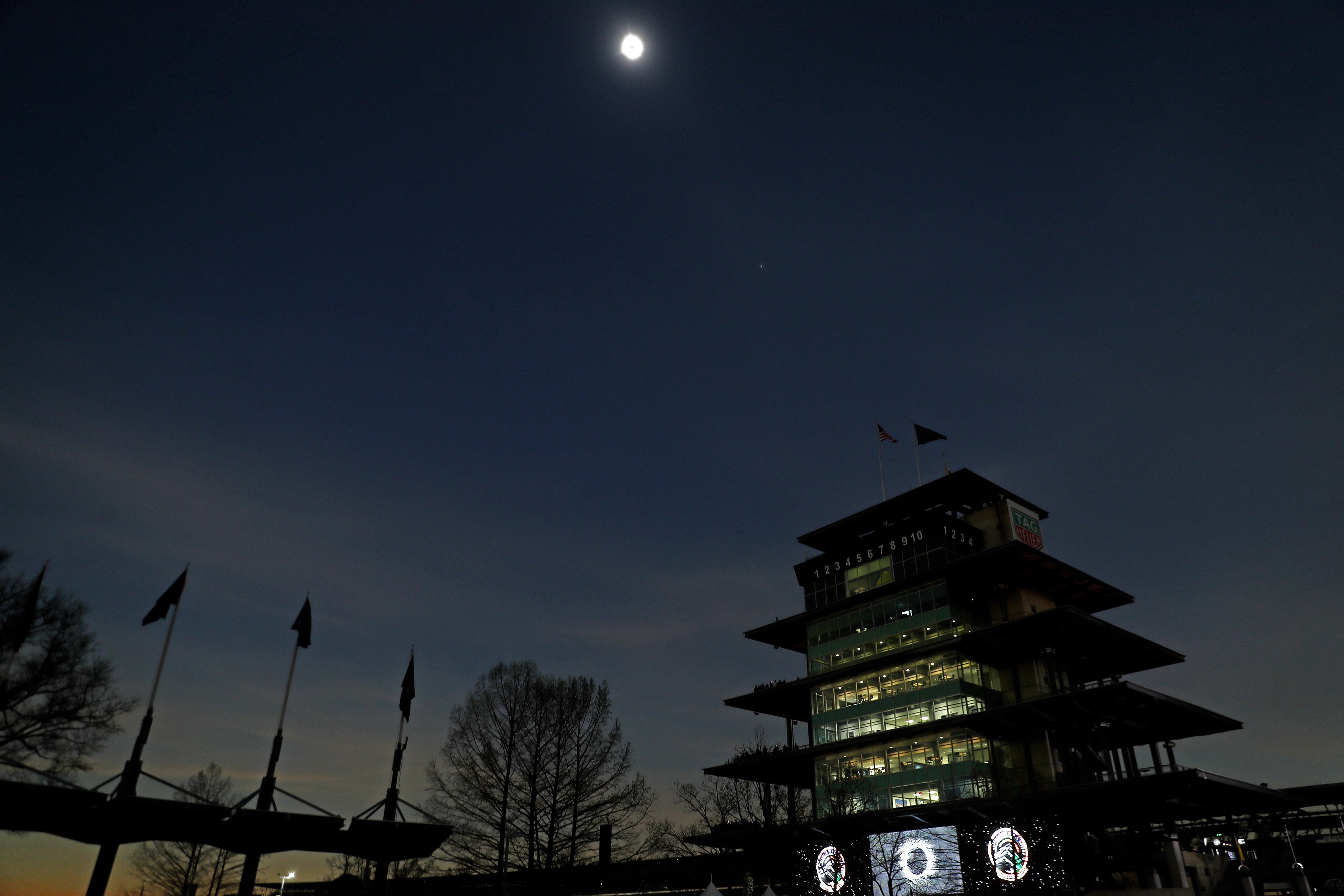 Cele mai spectaculoase 13 imagini cu eclipsa totală de Soare care a fost vizibilă în America de Nord