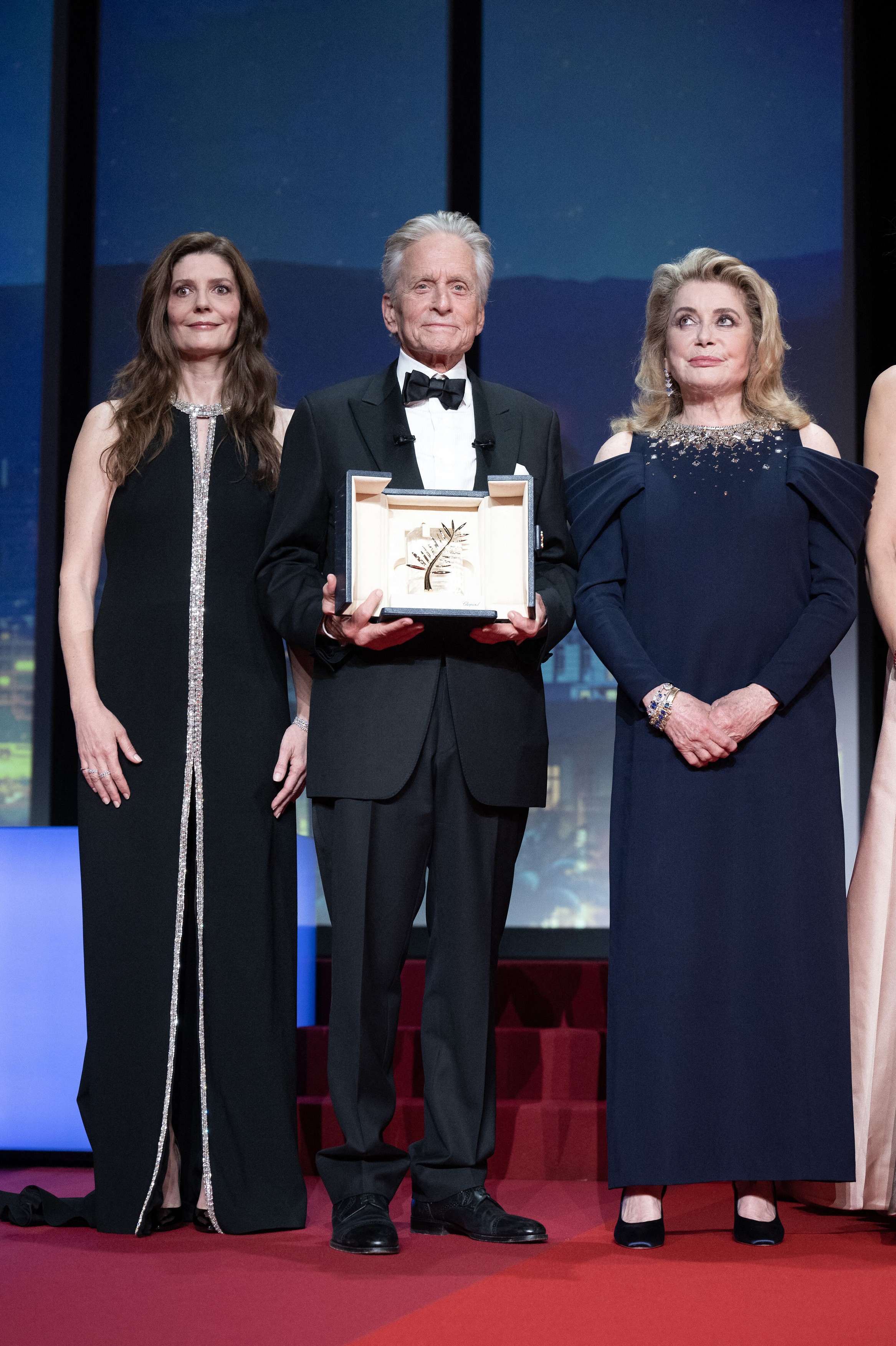 Corespondență de la Cannes: Emoționată de poemul despre Ucraina rostit pe scenă, Catherine Deneuve a uitat să deschidă festivalul 