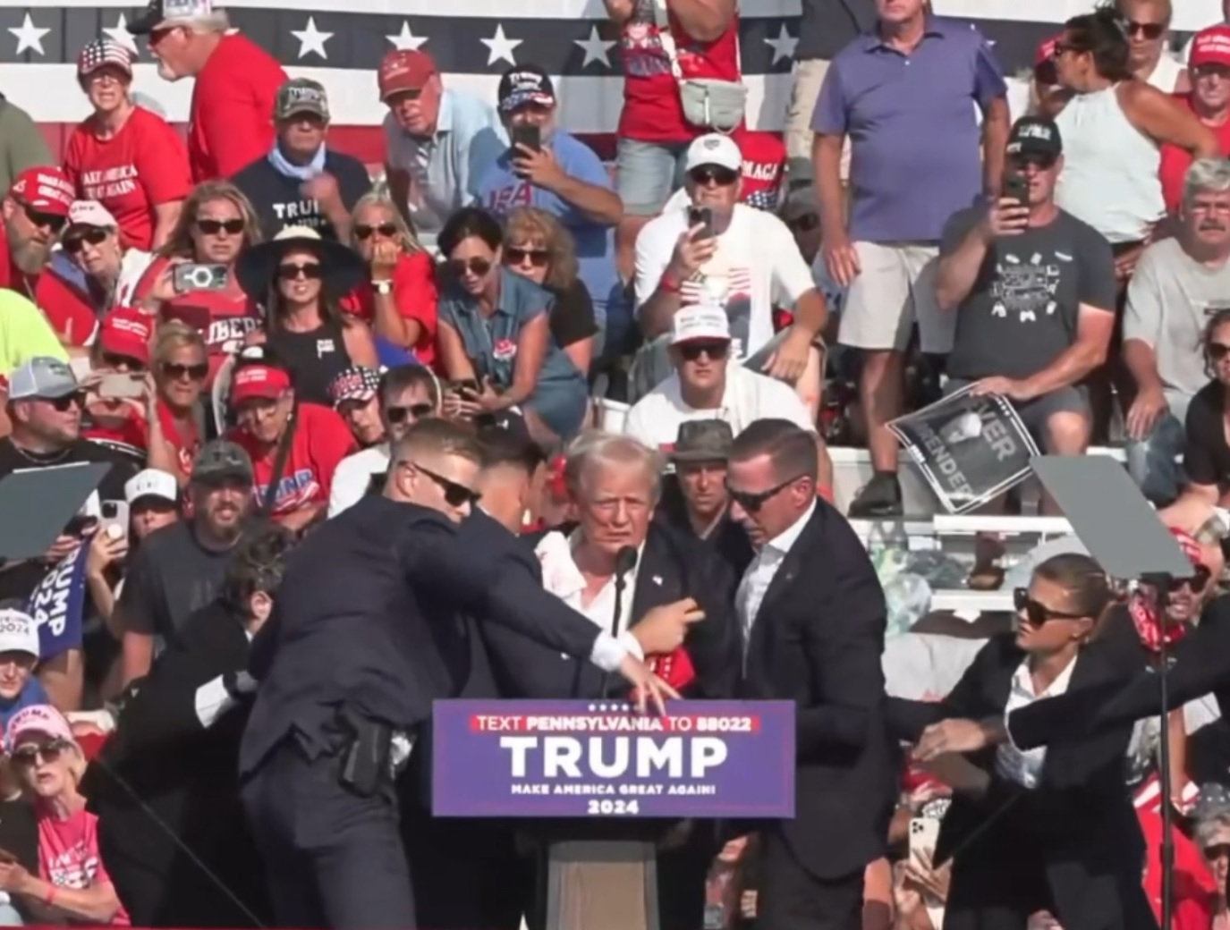„Pare o mare înscenare”. Teoriile conspirației s-au răspândit după atacul asupra lui Donald Trump. Fotografia care a amplificat speculațiile