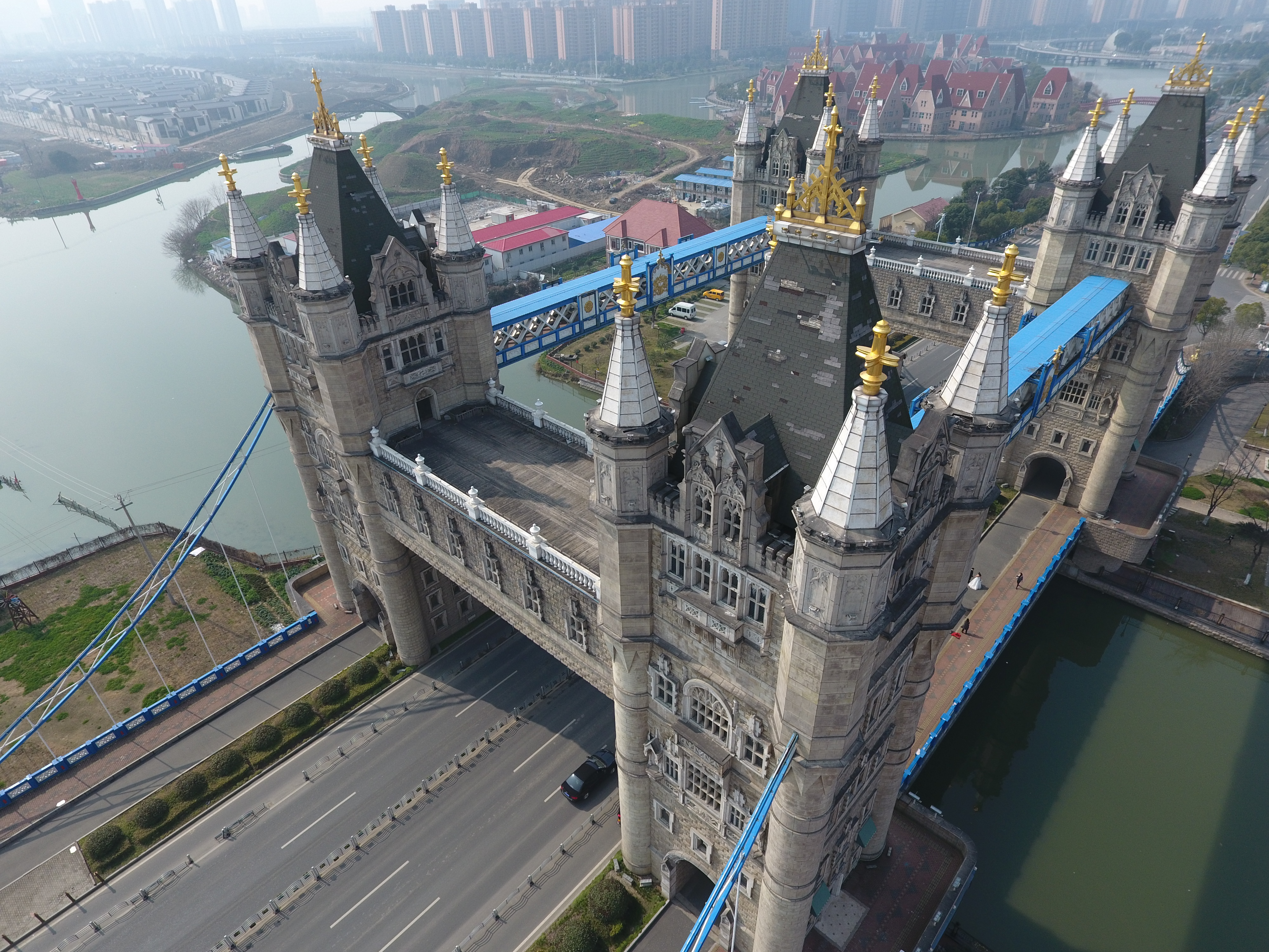 Chinezii au construit copia Tower Bridge. Este mai mare decât atracția din Londra