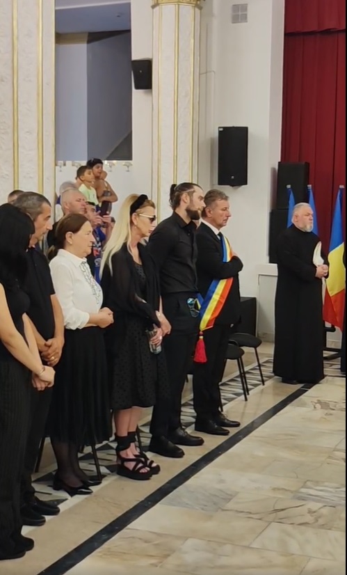 Cum au apărut soția și băiatul lui Mihai Leu la priveghi. Îmbrăcați în negru, aceștia au asistat la slujba oficiată de zece preoți