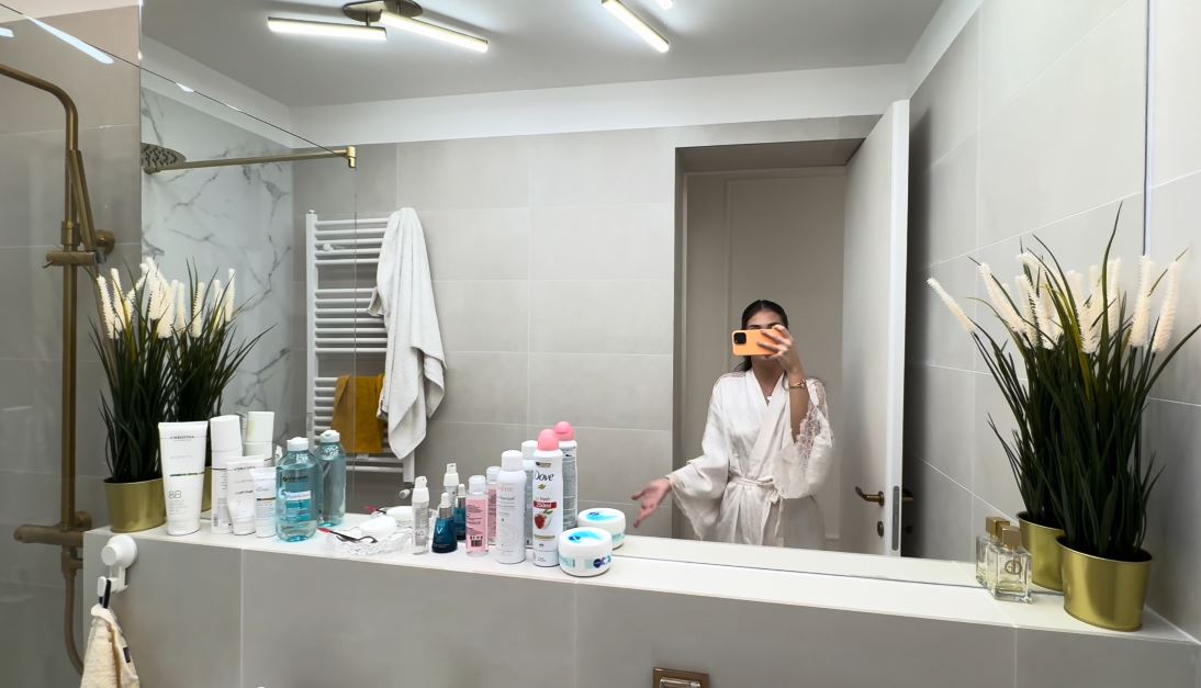 Imagini cu apartamentul din București în care locuiește Andreea Bostănică. Tânăra din Moldova câștigă 20.000 de euro pe săptămână
