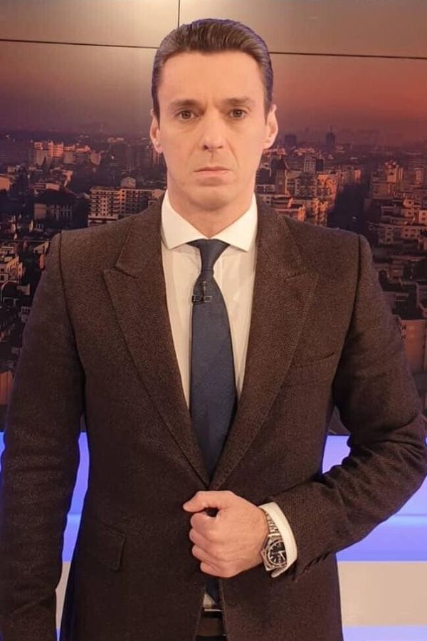 Ce a primit Mircea Badea acasă după ce a comandat trei iaurturi pe o aplicație mobilă: „Ce ați făcut, bă?”