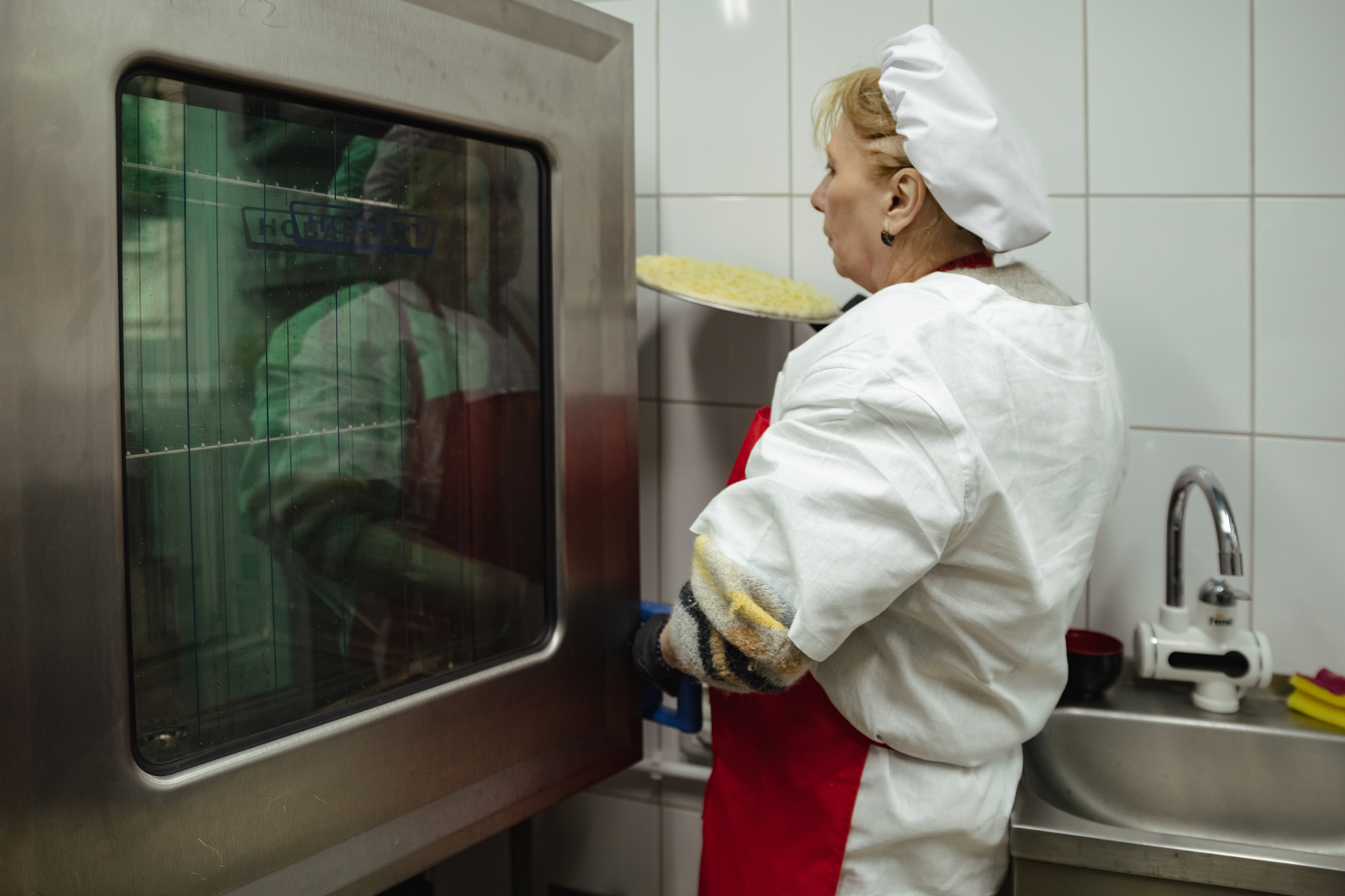 „Românii au încă probleme cu ospitalitatea. La bucătărie și servicii mai aveți de lucru”. Interviu cu un venerabil șef de restaurante venit la București să deschidă un local. La el a mâncat și Putin