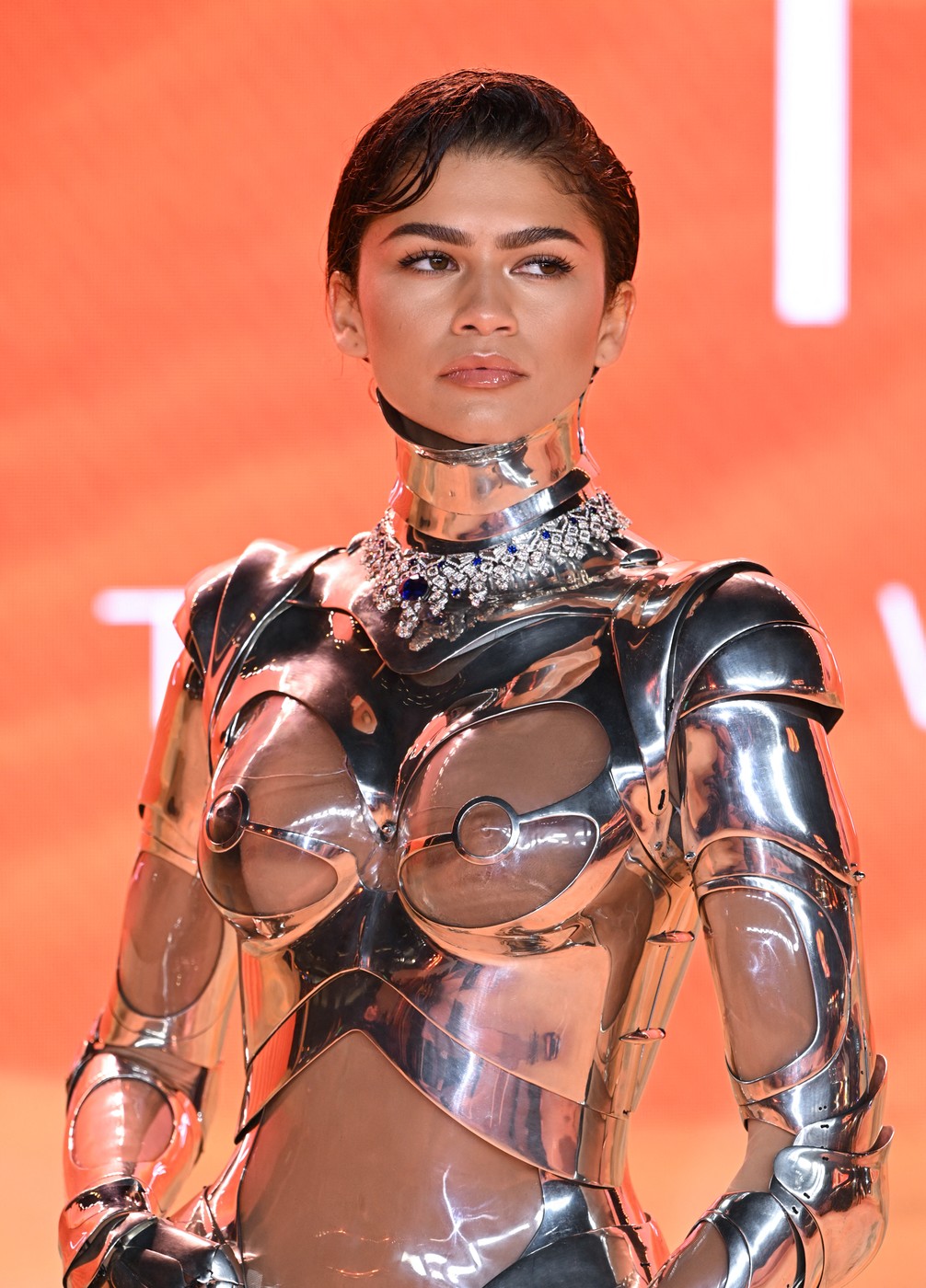 Zendaya, apariție excentrică într-un costum metalic. Ținuta actriței de la premiera filmului „Dune 2” e creată în 1995