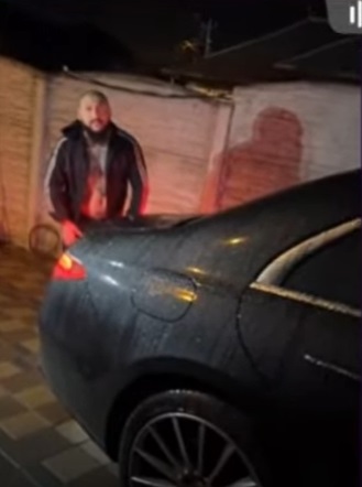 Dani Mocanu, filmat cum își lovește cu barosul mașina de 200.000 de euro: „Arestul la domiciliu lasă semne”. A primit provocarea pe TikTok