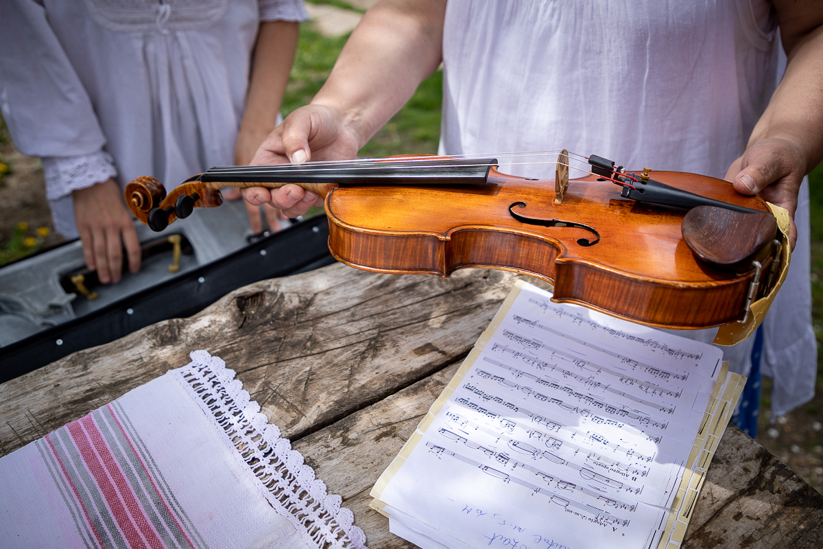 Lovită de o boală rară, o violonistă de 36 de ani din Covasna a uitat aproape totul, mai puțin muzica. “A uitat să plângă. Când o doare ceva, i se umplu ochii de lacrimi, dar râde”