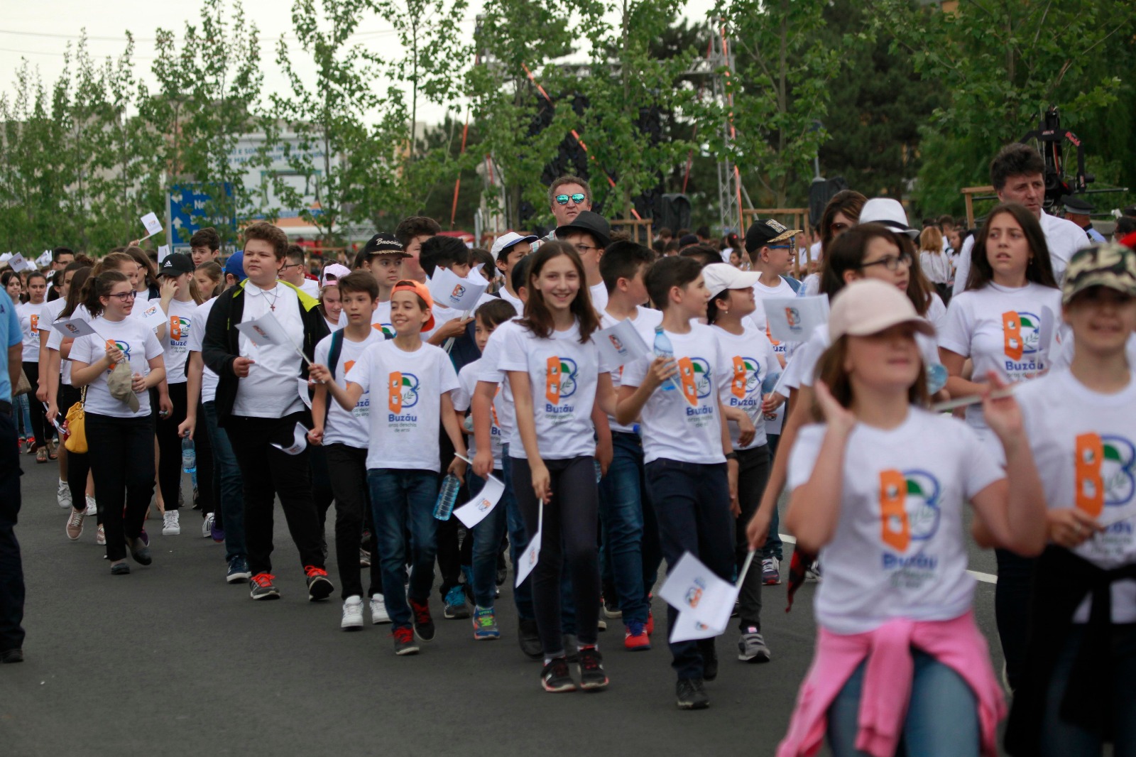 FOTOREPORTAJ: Peste 10.000 de oameni, la Buzău, de Ziua Eroilor. Jumătate au fost elevi aduși de profesori