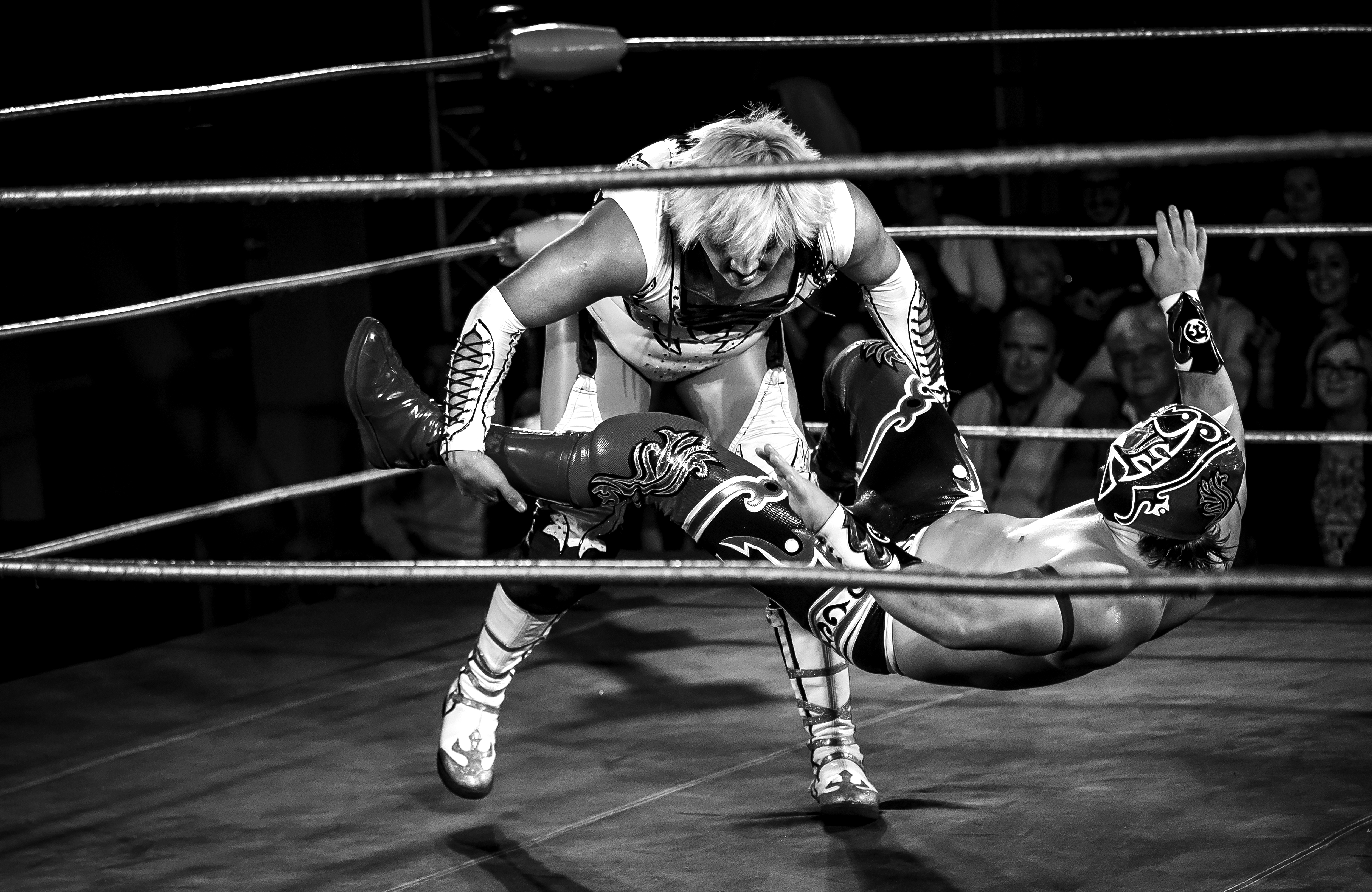 Un travestit face furori în wrestling! Feriți-vă! / GALERIE FOTO