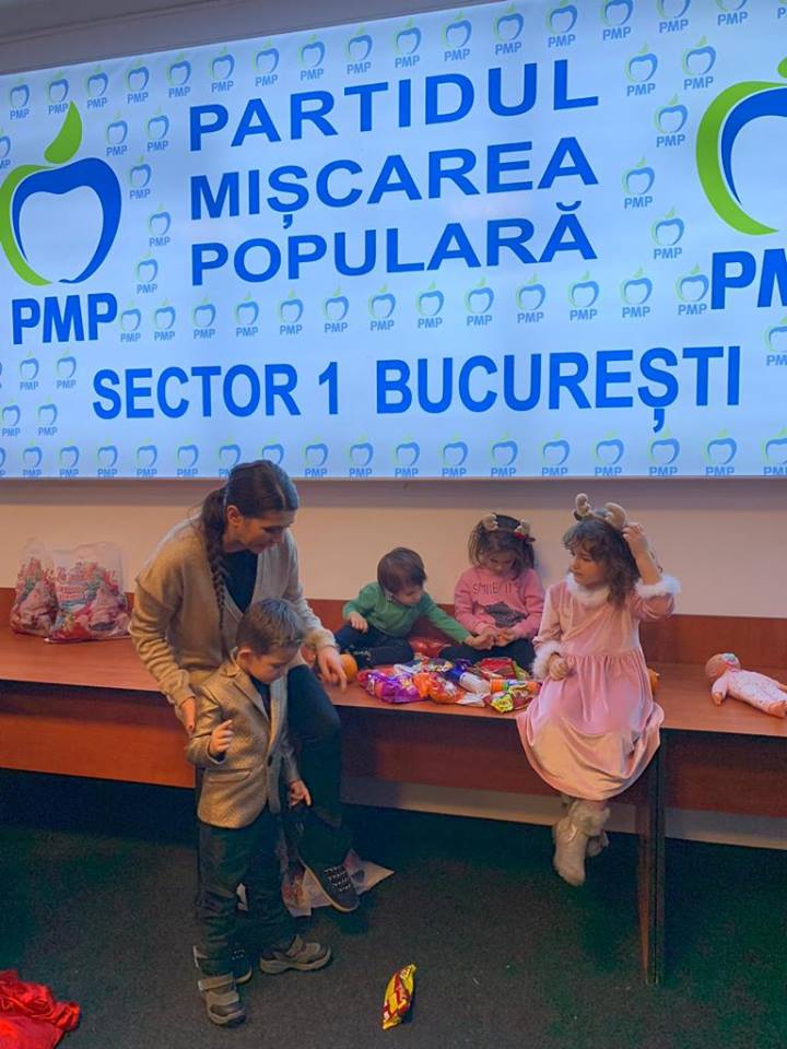 FOTO / Elena Băsescu, alături de copii la petrecerea de Crăciun a Partidului Mișcarea Populară