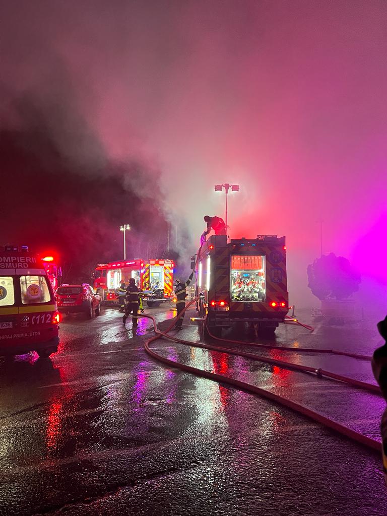 Incendiu puternic în curtea unui mall din Cluj. Clienții unui supermarket au fost evacuați | VIDEO