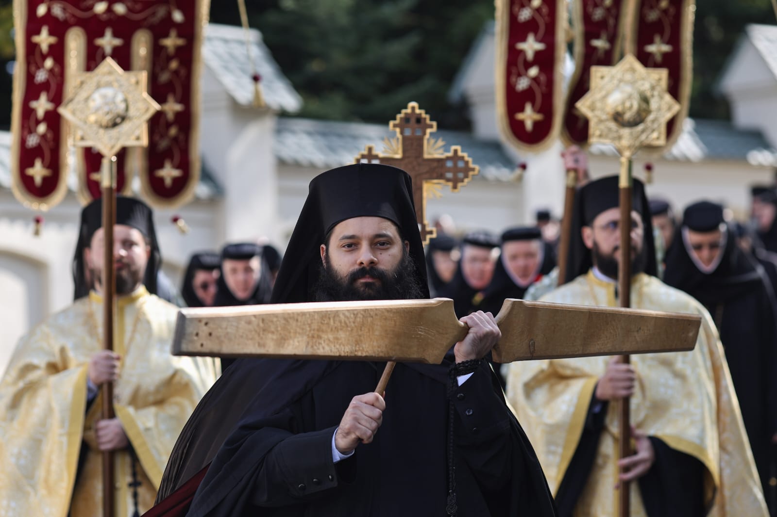 Procesiune religioasă în București, cu moaştele a cinci sfinți. Becali și Simion printre participanți. Programul sărbătorii Sfântului Dimitrie cel Nou