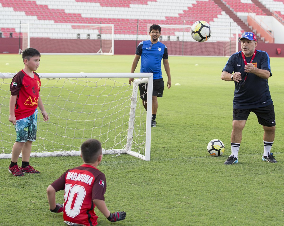 Maradona și Răzvan Lucescu, gesturi impresionante pentru niște copii infirmi | GALERIE FOTO&VIDEO