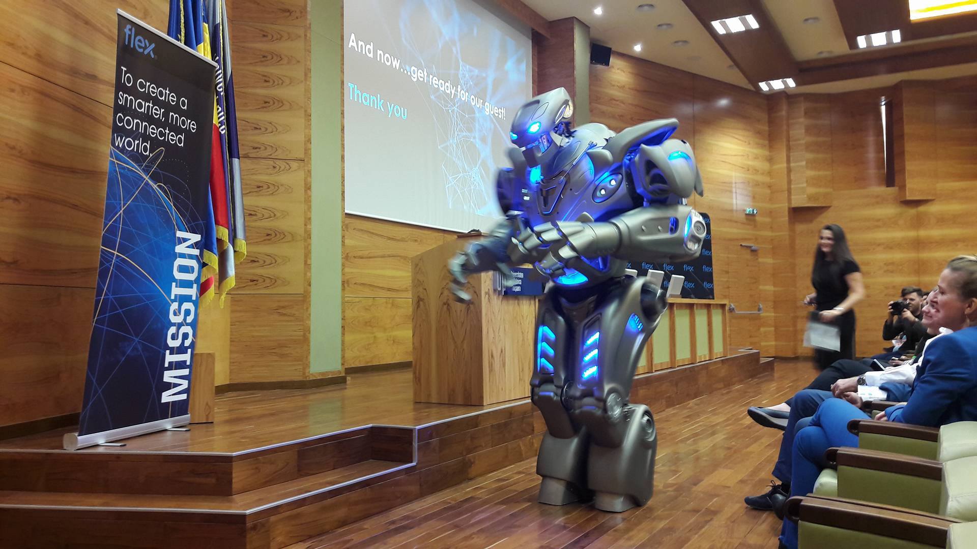 Titan, robotul care cântă și dansează, a ajuns la Timișoara. Androidul cu inteligență artificială a urcat pe scenă alături de Rihanna