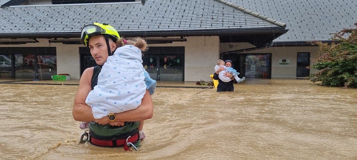Unul dintre pompierii care au salvat 22 de copii dintr-o grădiniță și-a pierdut casa în timpul inundațiilor, în Slovenia