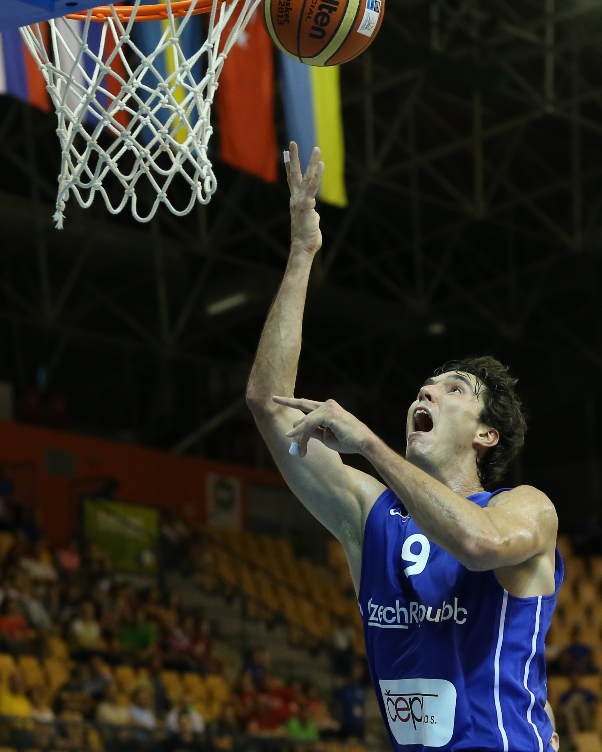 Cehul Jiri Welsch ar fi jucat golf dacă nu era baschetbalist. A evoluat 4 ani în NBA, dar nu se mai uită la meciuri! A făcut pe omul-păianjen! / VIDEO