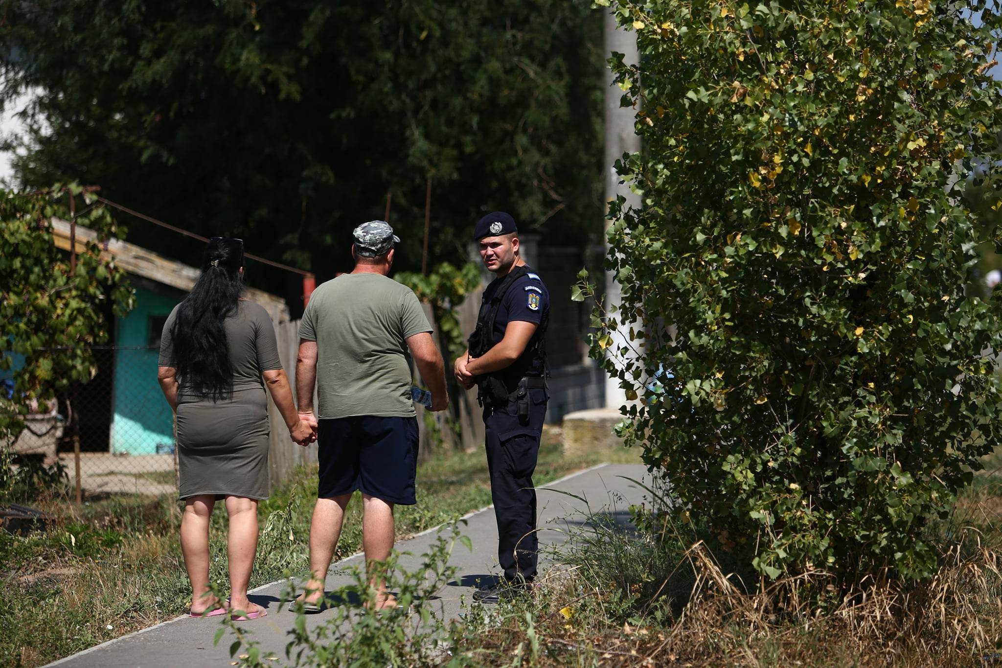 IMAGINILE DIMINEȚII LA CREVEDIA. Oamenii își repară casele, afectate și la 800 de metri de exploziile de la stația GPL. „Ne-au căzut ferestrele, au ieșit din balamale”