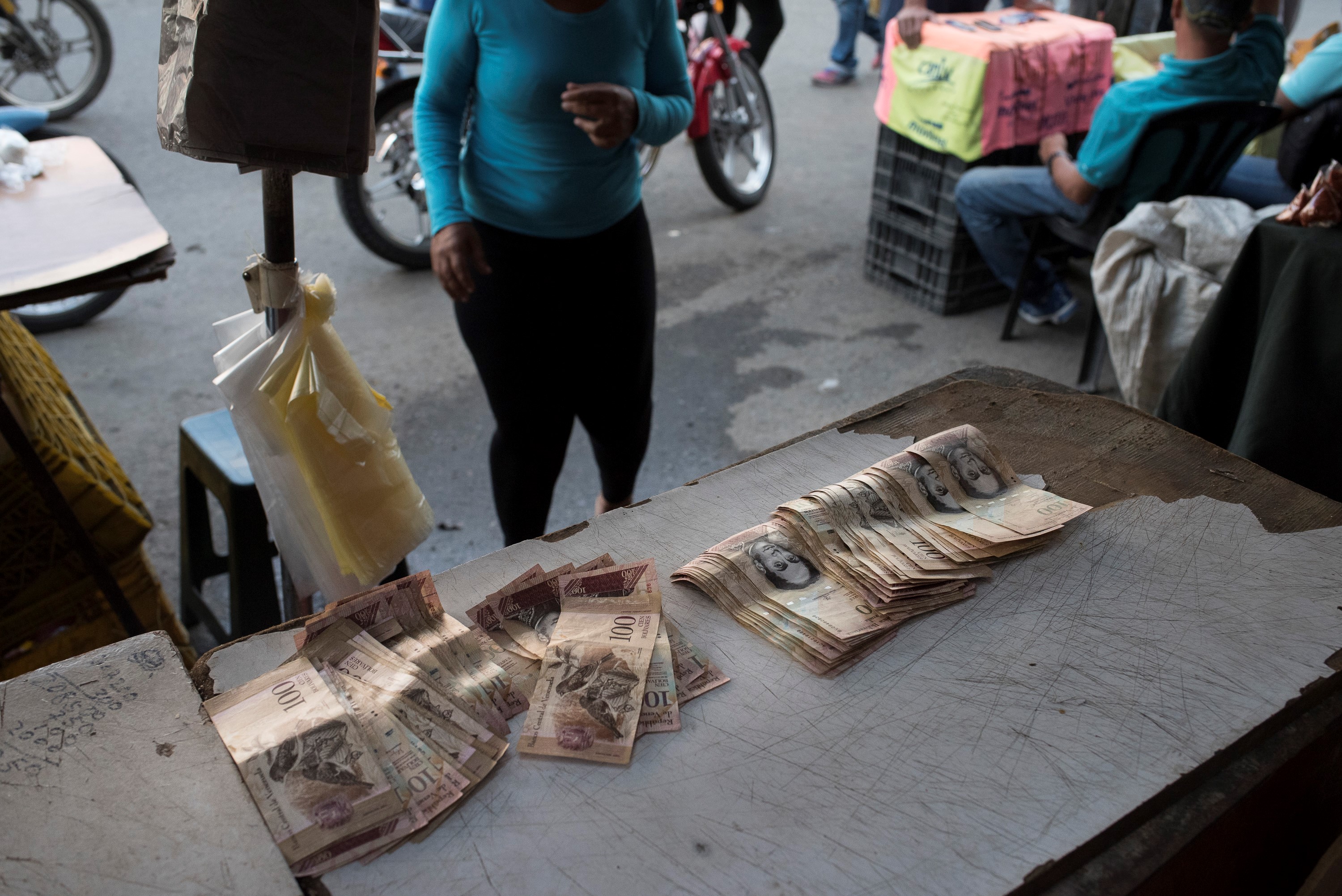 Cozi interminabile în Venezuela | Mii de oameni vor să schimbe bancnotele care vor fi scoase din circulație