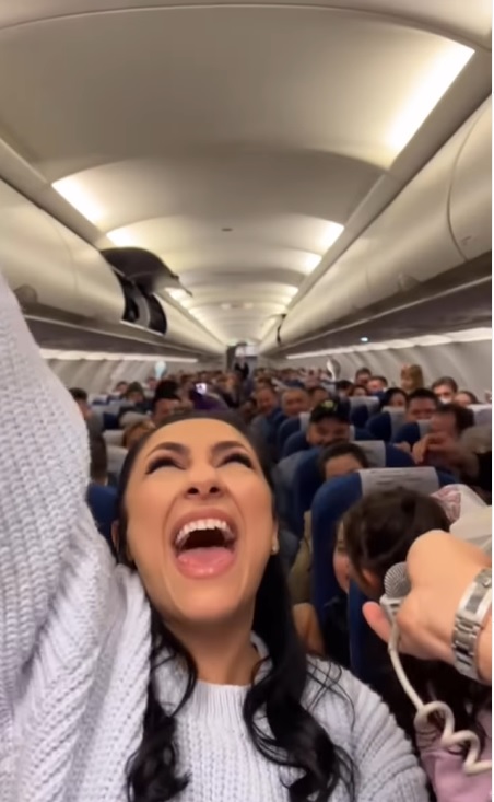 Andra a cântat într-un avion pe ruta București - Cluj. Pasagerii s-au ridicat în picioare: „Avea cumva întârziere avionul și făcuși divertisment?”