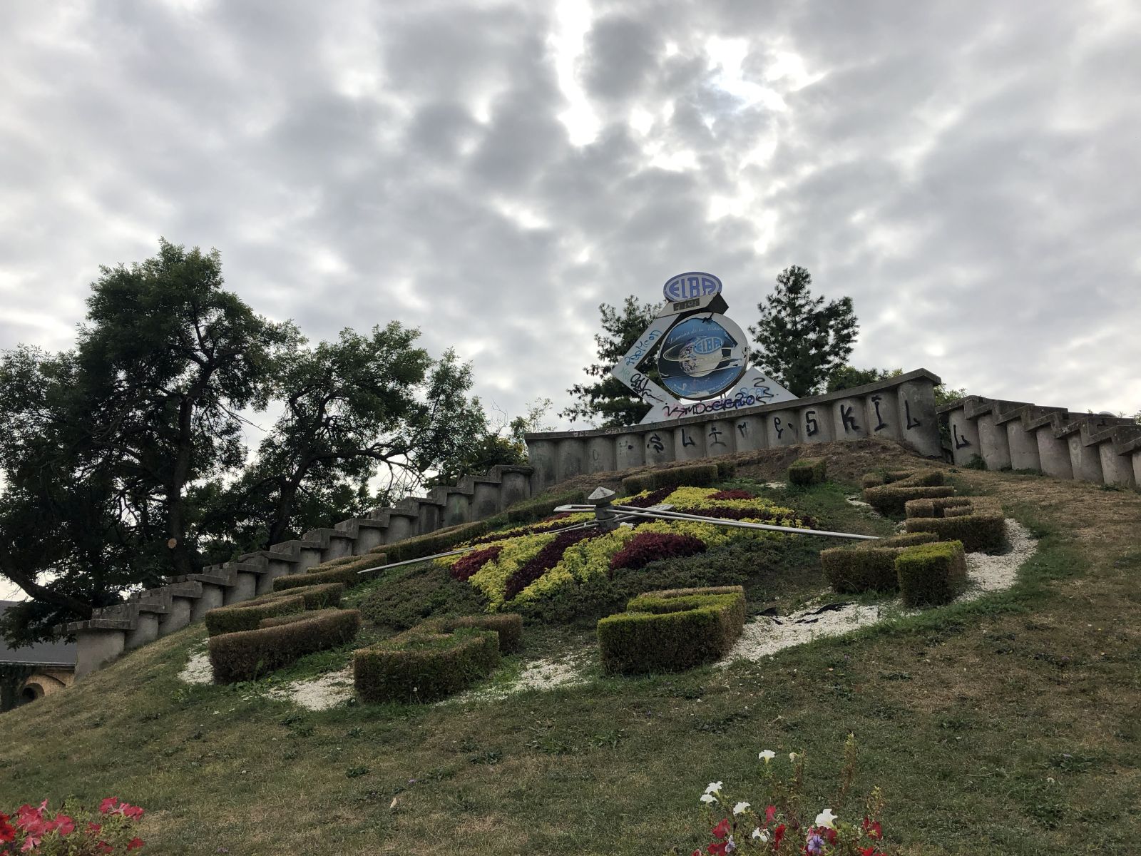 GALERIE FOTO/ Ceasul Floral din Timișoara, unic în țară, nu mai dă ora exactă de mulți ani. Când va fi reparat