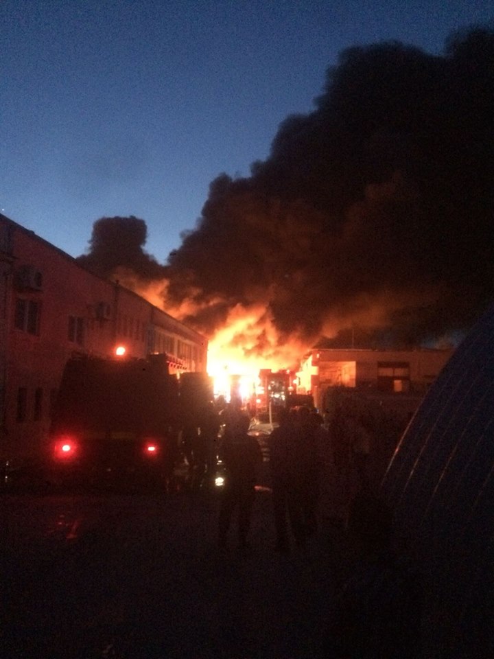 Incendiu la o fabrică de mase plastice din Hunedoara. Un muncitor a fost rănit