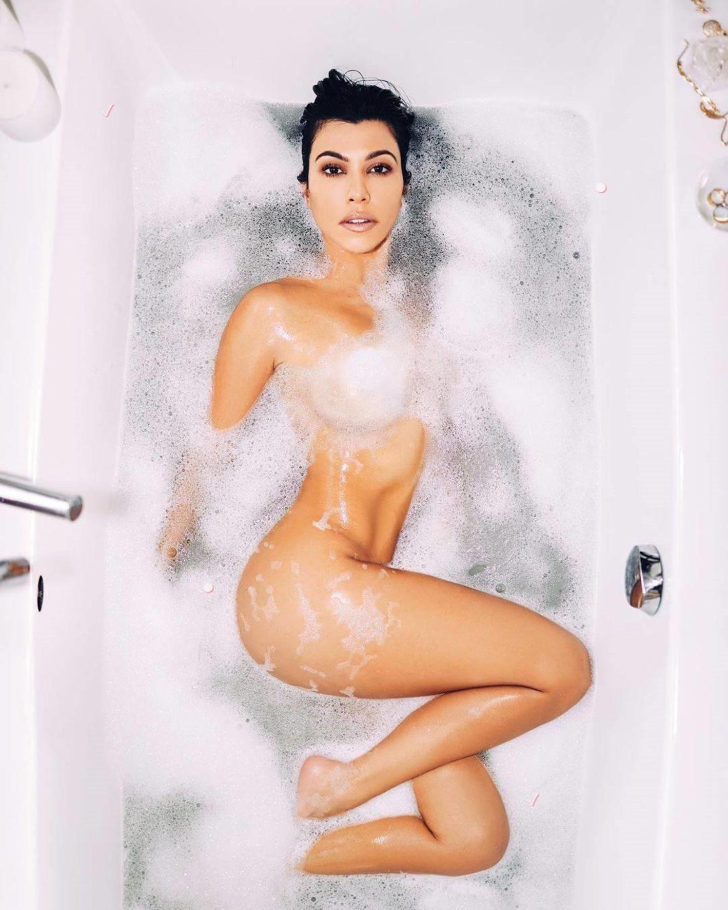 Kourtney Kardashian face show pe net cu fotografii în care apare dezbrăcată | FOTO