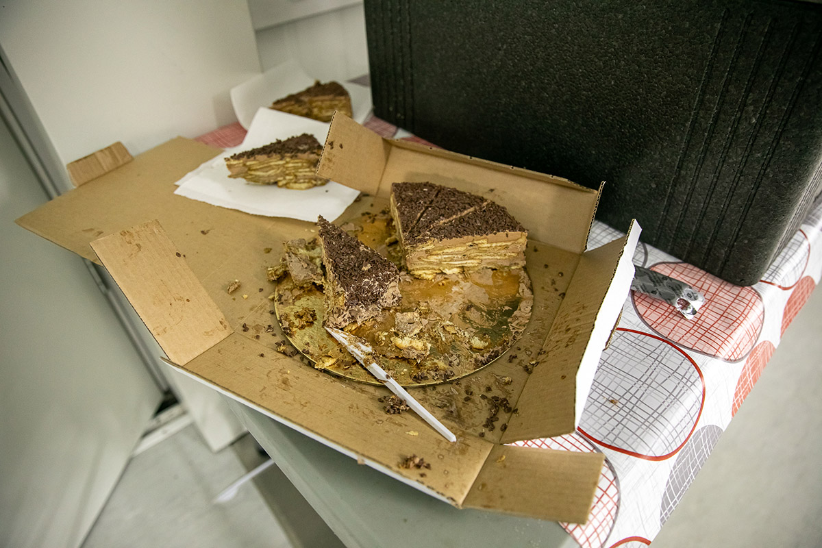 Cum e noaptea dintre ani pentru oamenii fără adăpost,  care abia își duc zilele. Revelion cu urme de artificii pe cer și o felie de tort de ciocolată
