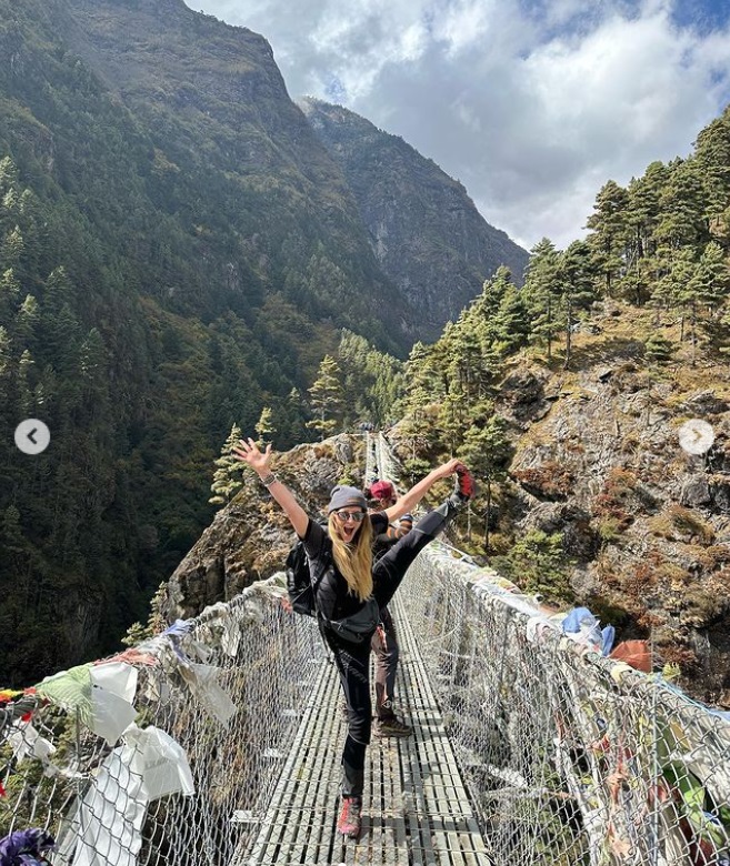 Delia Matache e vedetă în presa din Nepal. Ce au scris jurnaliștii despre cântăreață, care a pornit într-o călătorie neașteptată