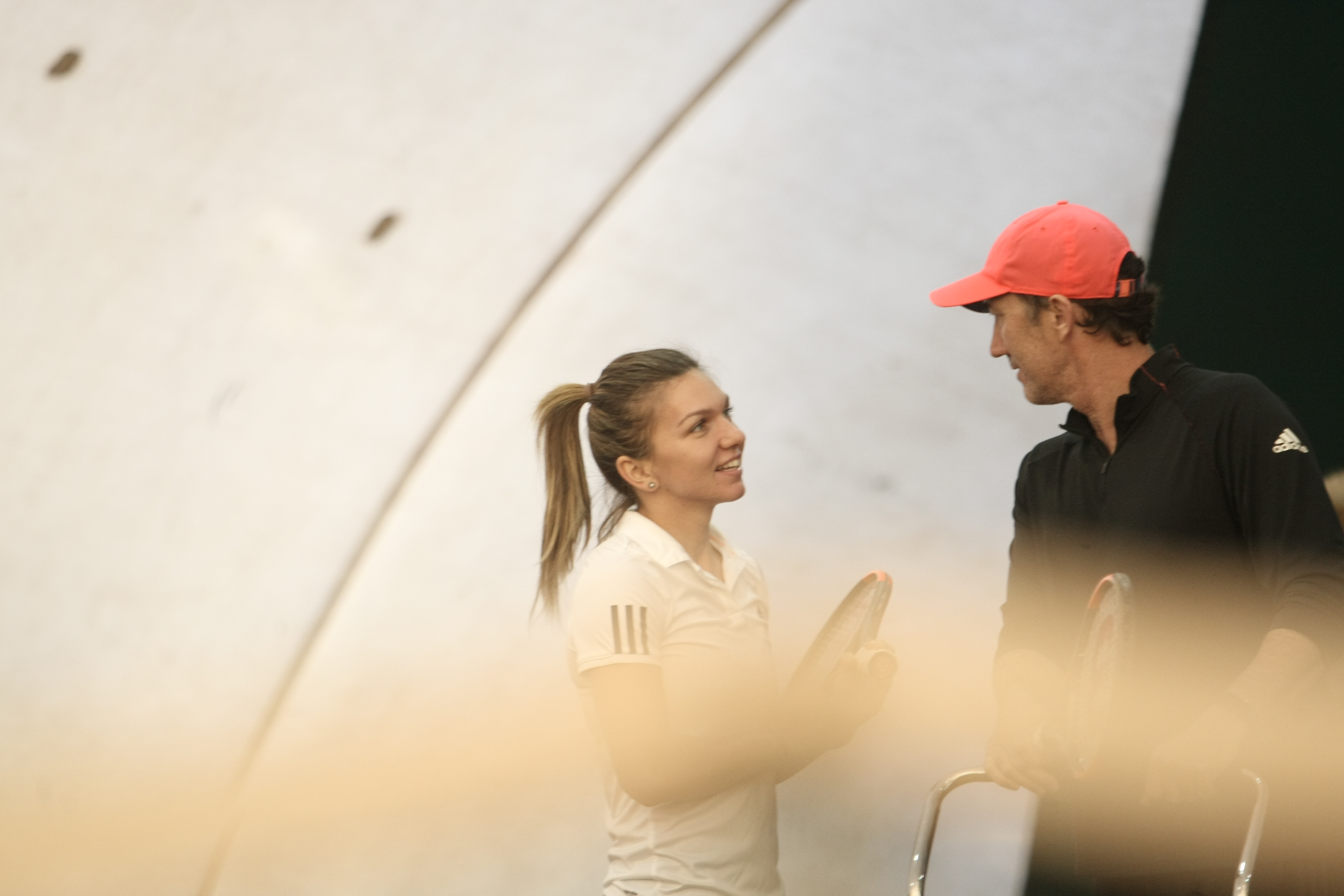 Simona Halep și-a luat energie de la copii! Un fost fotbalist stelist și-a adus fata, ca să ia autograf de la campioană / GALERIE FOTO