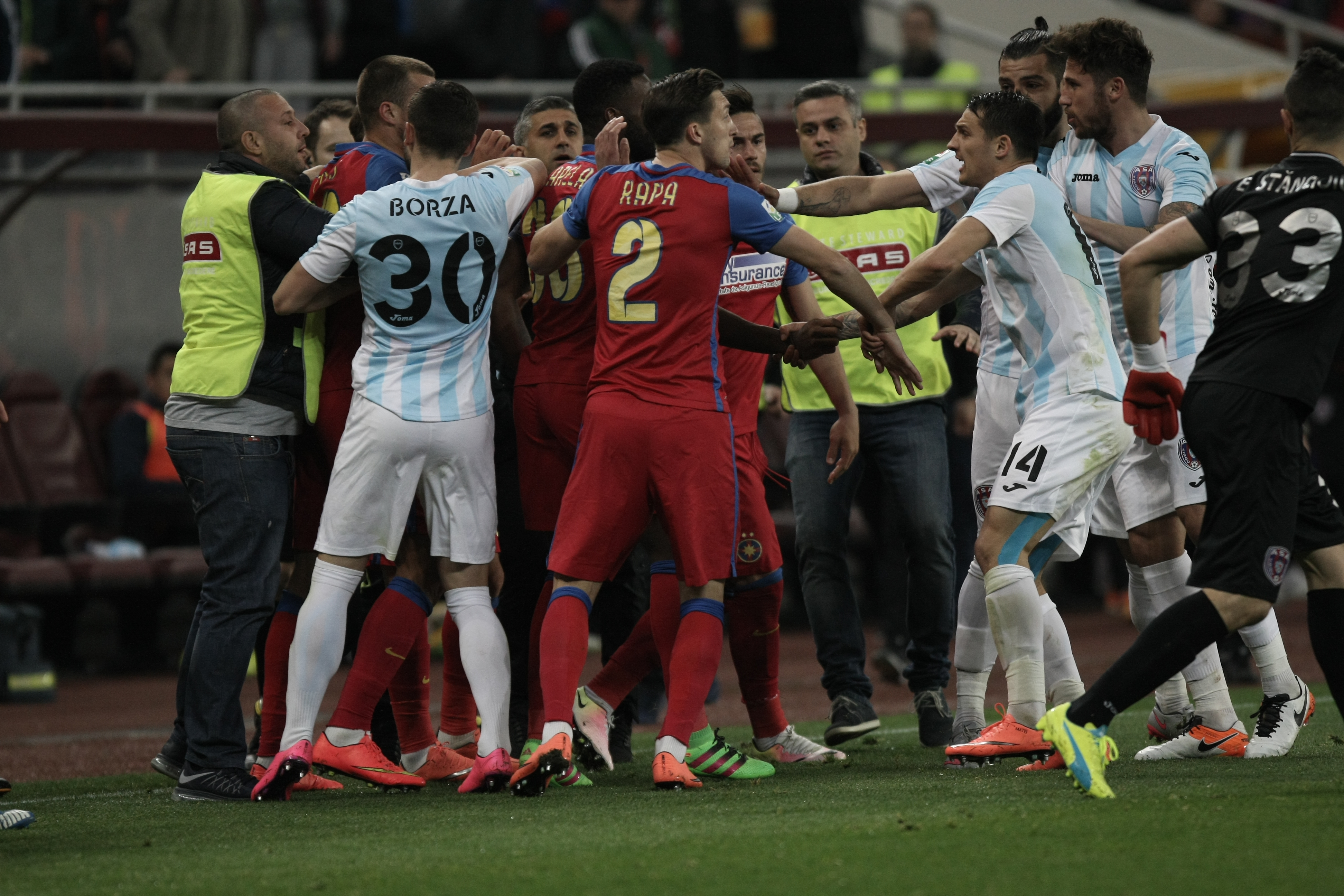 Crăciunescu, revoltat că stewarzii au intrat pe teren la meciul Steaua - ASA: ”Ce facem, aducem trupele speciale?” | GALERIE FOTO