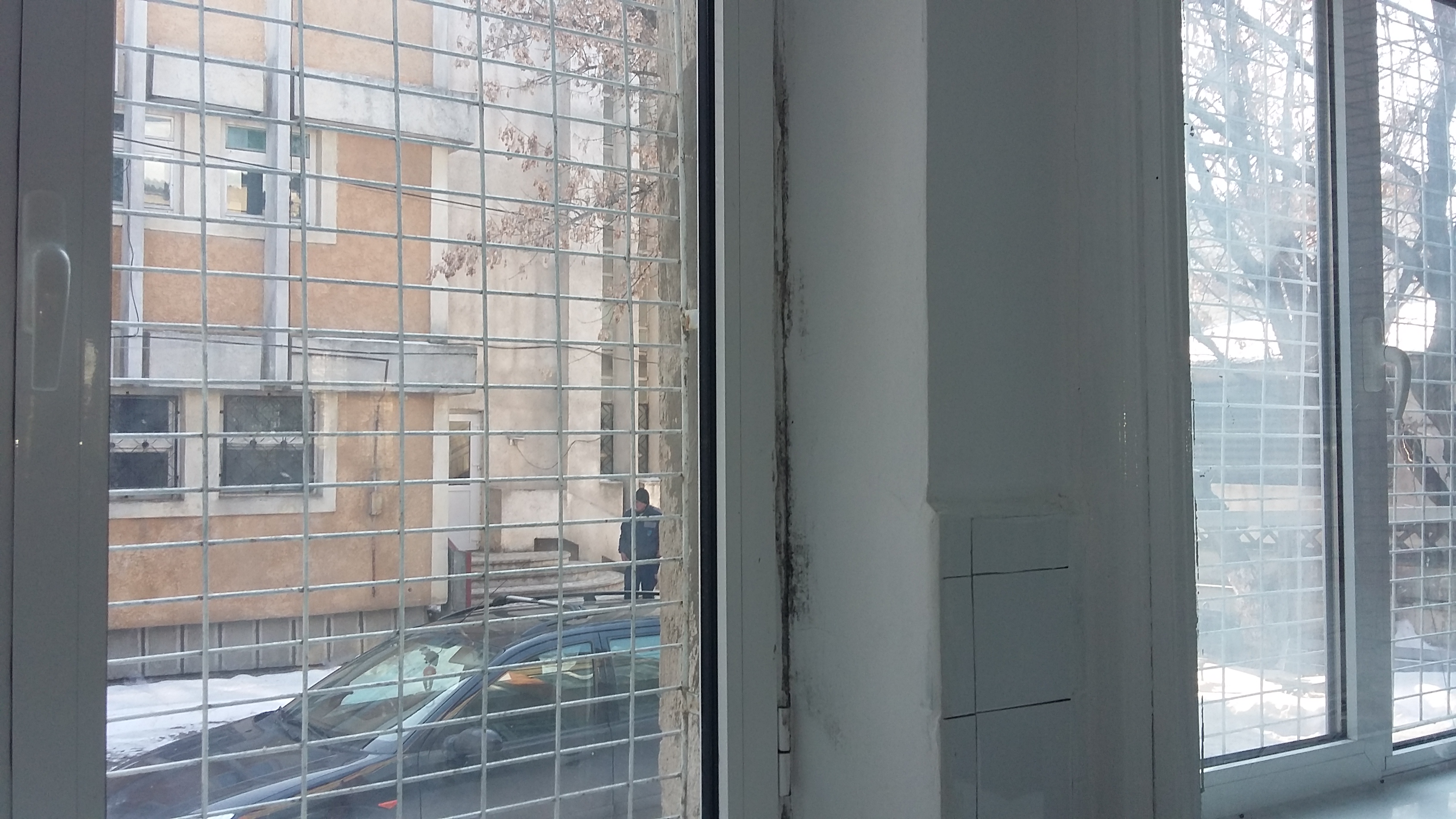 Saloane fără apă caldă, cu igrasie și toalete murdare în spitalul din Tecuci FOTO&VIDEO