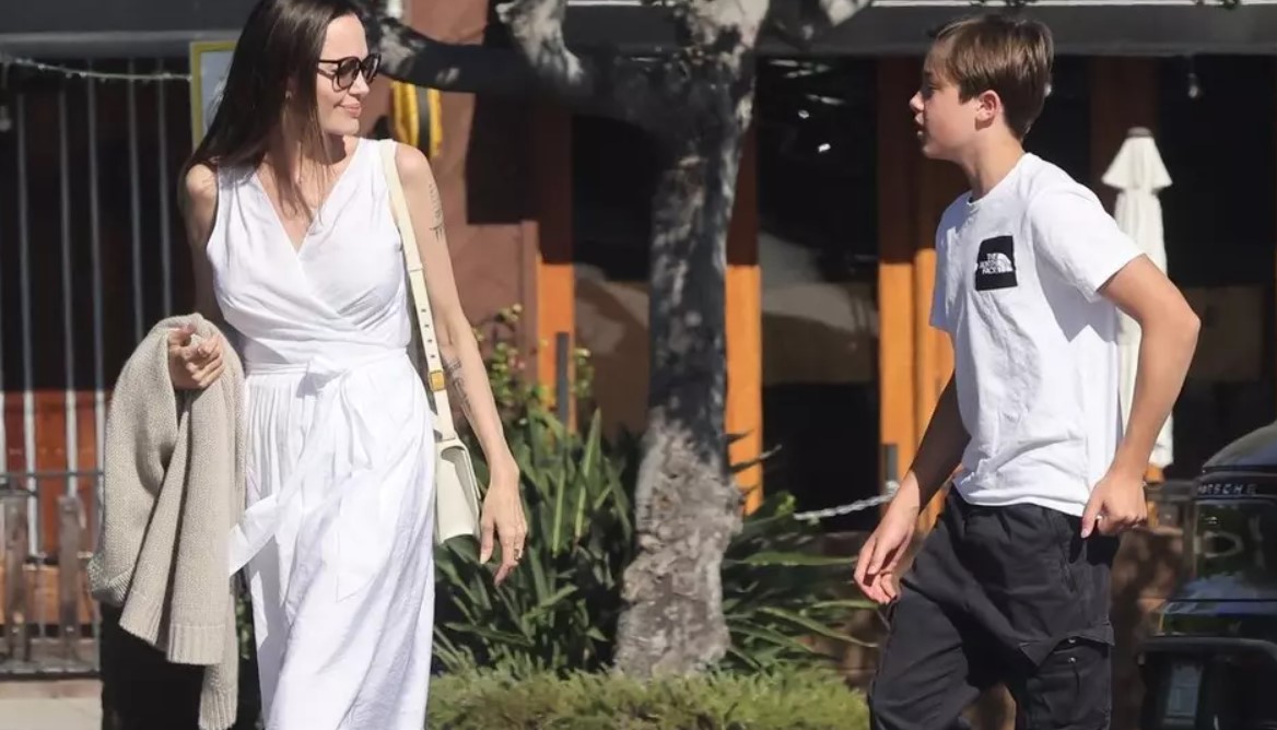 Angelina Jolie, apariție surprinzătoare alături de Knox. Ce făcea fiul său în vârstă de 14 ani?