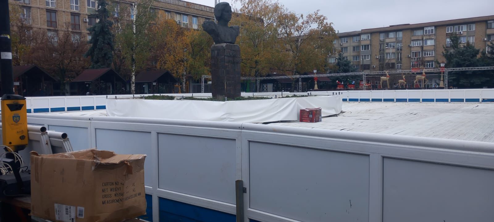 Patinoarul cu obstacole de la Ploiești, cu statuia lui Nichita Stănescu și cu tufișuri în mijloc: „Arbitrează marele poet”