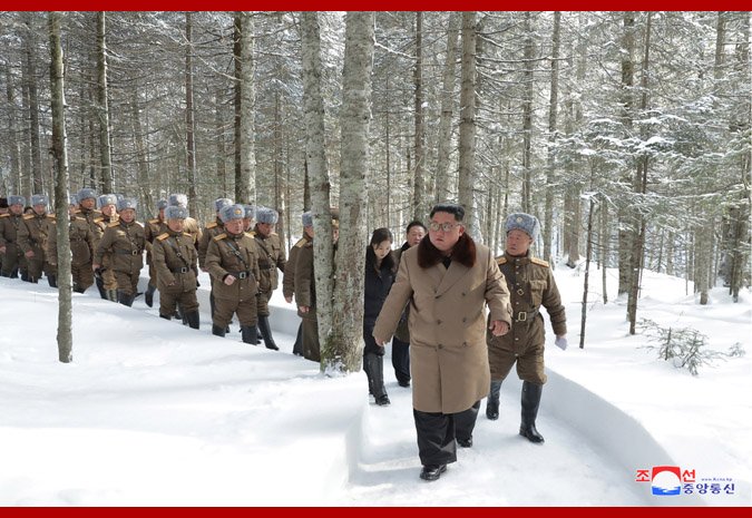 Kim Jong Un, călare pe un cal alb, pe muntele sacru al Coreei de Nord. Imaginile misterioase care prevestesc un anunț major