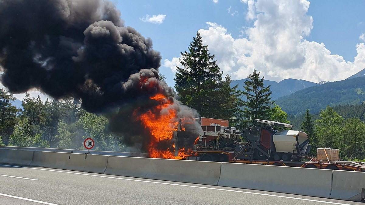 Un șofer român de TIR le-a povestit polițiștilor austrieci că a auzit o bubuitură puternică, apoi camionul a luat foc