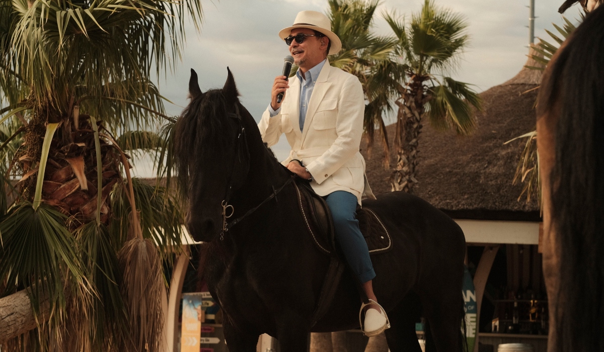 Răzvan Simion, prima reacție după ce s-a spus că ar prezenta Survivor România 2026: „Am costume”. Dani Oțil s-ar vedea concurent în noul show de la Antena 1