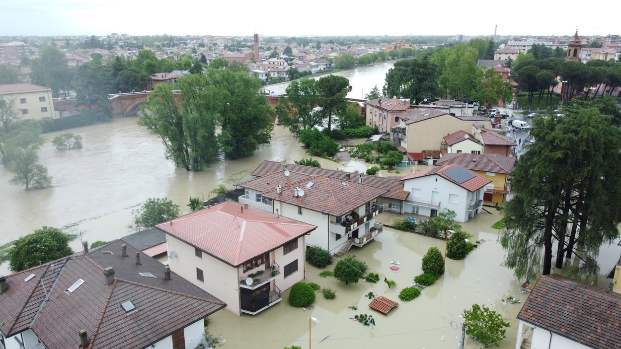 „Ceva nemaiîntâlnit în acest secol. Trebuie să ne pregătim, aceasta este criza climatică”. Italia caută o explicație pentru inundațiile catastrofale