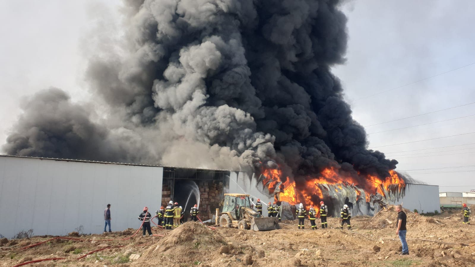 Incendiul din Voluntari, localizat după patru ore. Două hale au fost cuprinse de flăcări, sunt afectați 5.000 mp