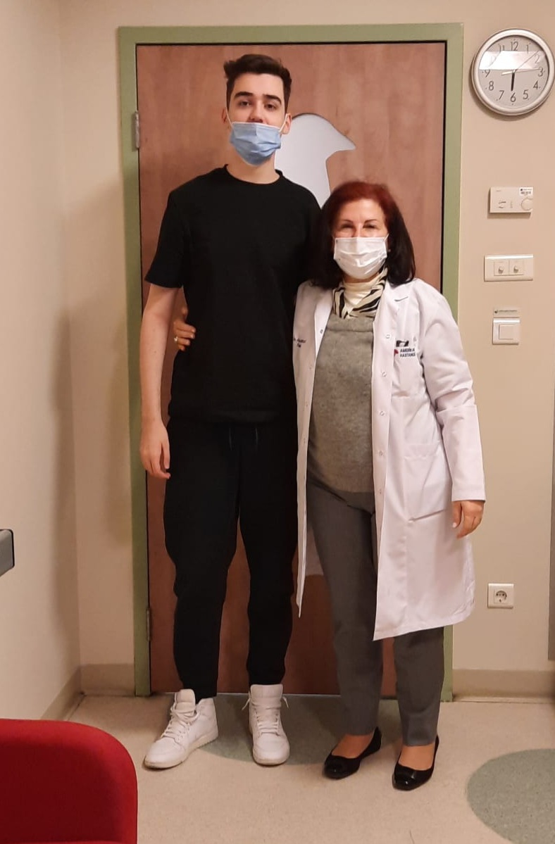Alex, bolnav de cancer osos, a primit prin Fundația Ringier 24.000 de lei pentru a ajunge la tratament în Turcia. Banii au fost strânși în urma unui concert caritabil susținut la Ateneul Român