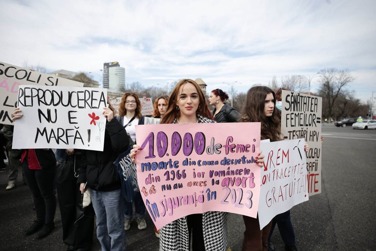 Protest de 8 martie în Piața Victoriei pentru drepturile reproductive ale femeilor. „Uterul nostru nu e profitul vostru!”