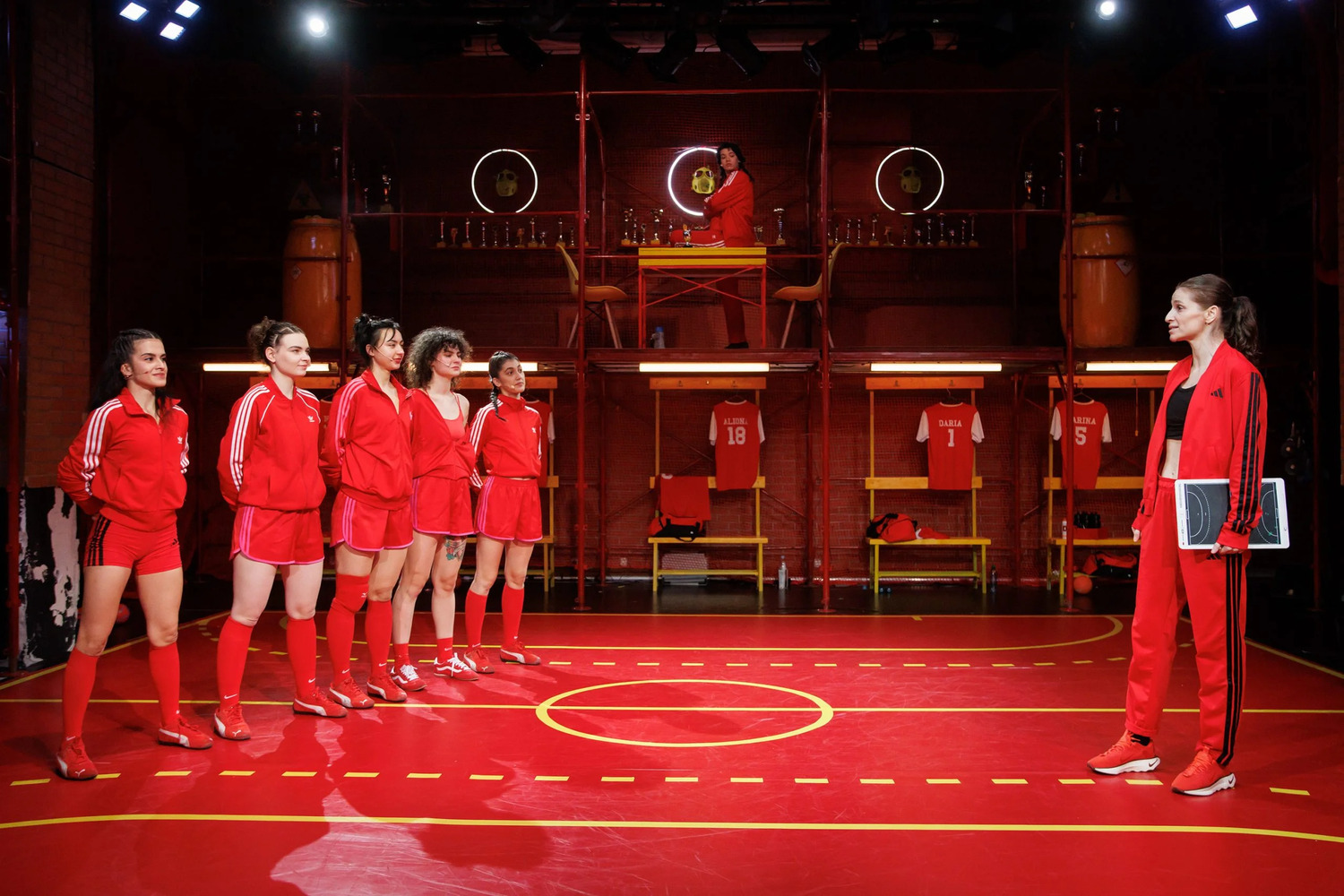 „Meciul de handbal”, primul musical românesc despre sport, inspirat din realitate. Regizorul Gabriel Sandu: „Cazul Simonei Halep nu doar m-a revoltat, mă doare activ”