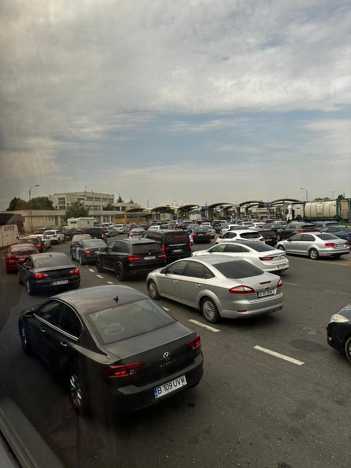Orașul Giurgiu e blocat de mașinile turiștilor care stau peste 3 ore la coadă pentru a trece granița în Bulgaria. VIDEO