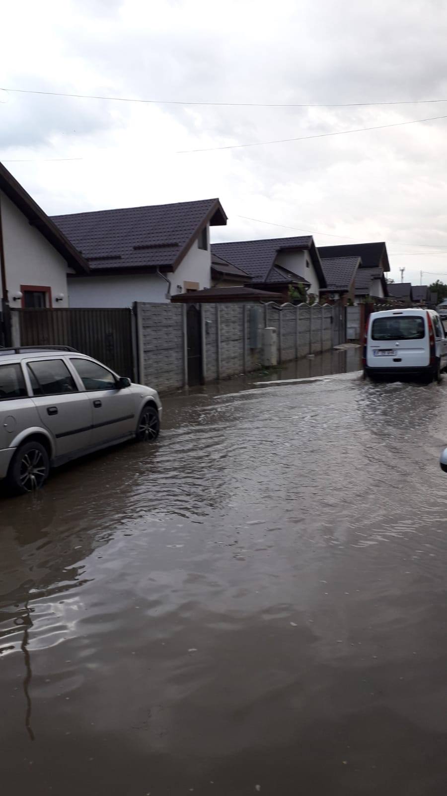 Case și drumuri inundate în București și Ilfov, luni dimineață, după o ploaie torențială (FOTO & VIDEO)