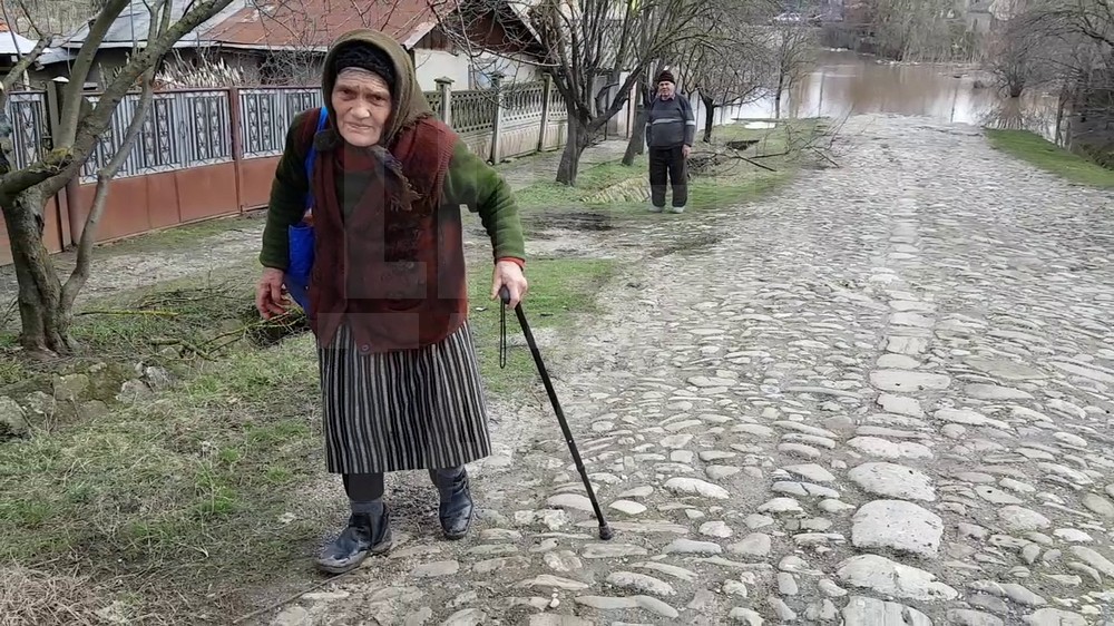 VIDEO/Inundații în Teleorman. Localitatea Drăgăneşti-Vlaşca, lovită a doua oară în câteva zile de o viitură. ”Suntem blestemaţi să trăim aşa!”