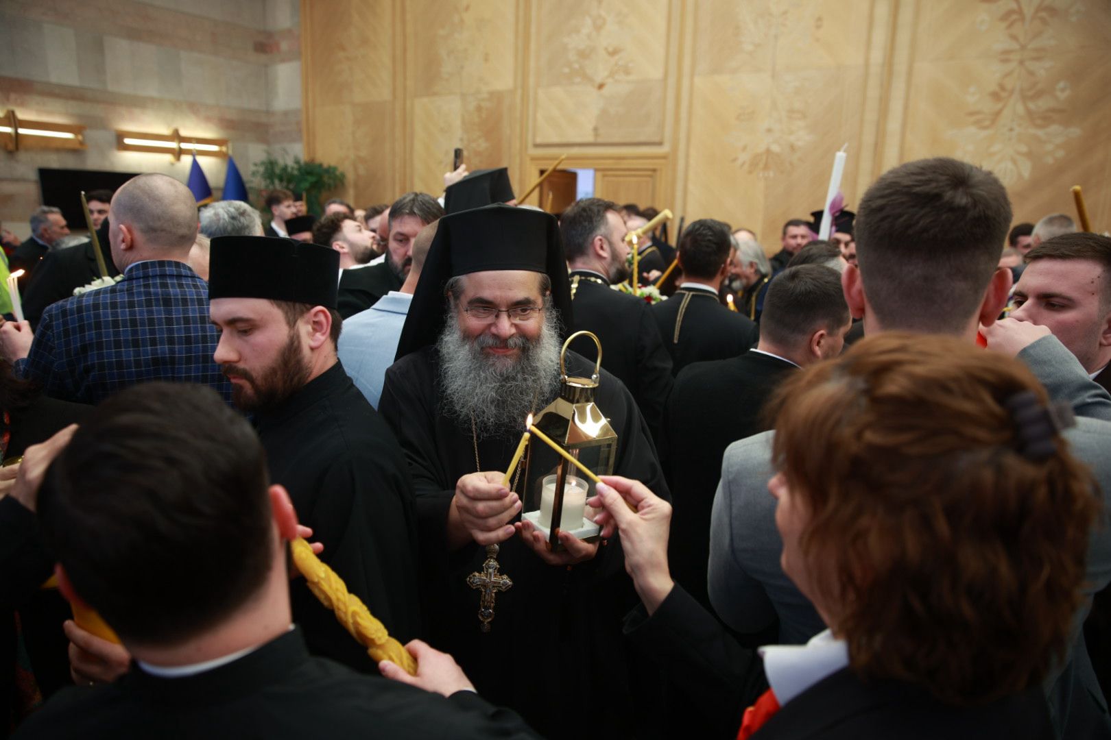 Sfânta Lumină de la Ierusalim a ajuns în România: „Este semnul că iubirea lui Dumnezeu nu moare niciodată”