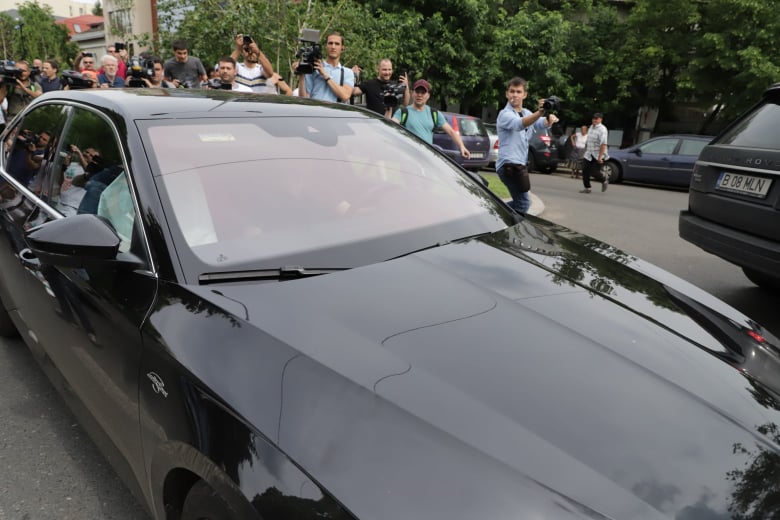 VIDEO / Liviu Dragnea a fost încarcerat la Penitenciarul Rahova. S-a aruncat cu hârtie igienică spre el când a ajuns acolo. Anunțul poliției