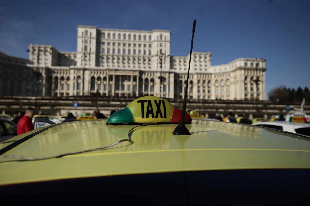Sute de taximetrişti au protestat din nou în Piaţa Constituţiei. Ce revendicări au avut