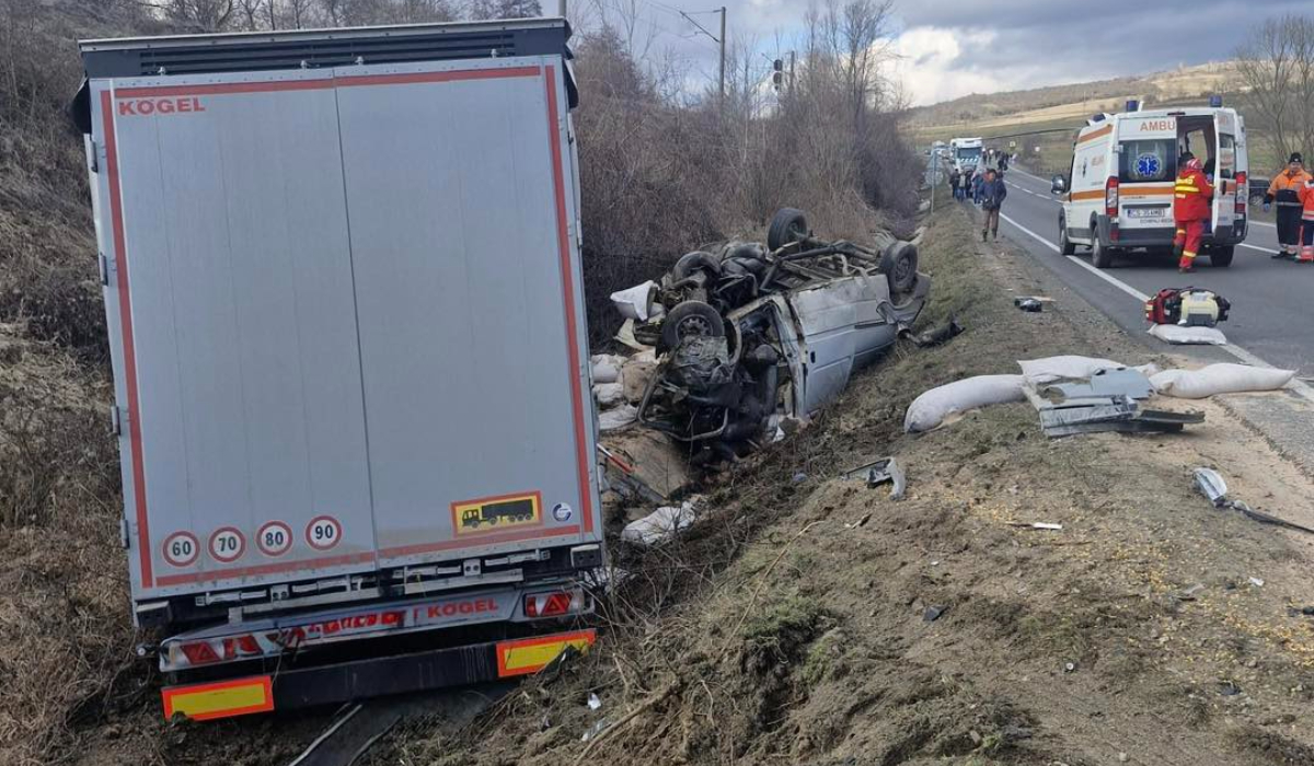 Un microbuz a fost zdrobit de un TIR, într-un accident grav pe DN6, la Domașnea: trei morți și un rănit
