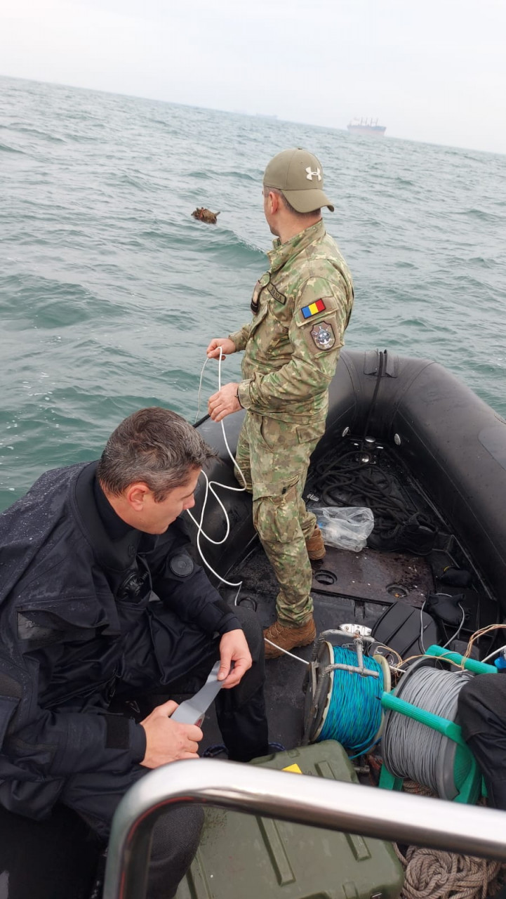 Mină marină, descoperită în apropierea Portului Constanţa, neutralizată de scafandrii militari. FOTO