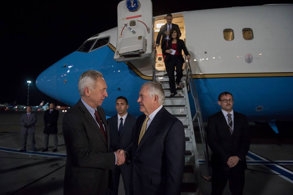 FOTO | Rex Tillerson a efectuat o vizită-fulger la București. Șeful diplomației americane, întâmpinat de Teodor Meleșcanu